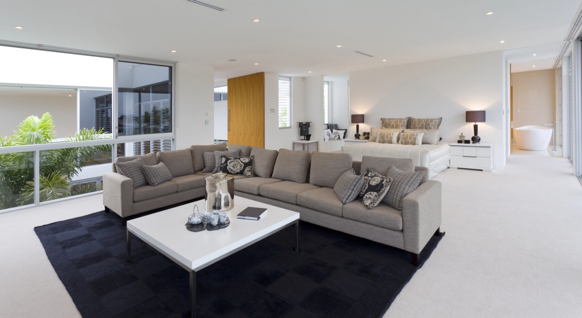 MyCond MCFC Moderna habitación de hotel con unidad de fan coil de conducto ESP medio energéticamente eficiente.