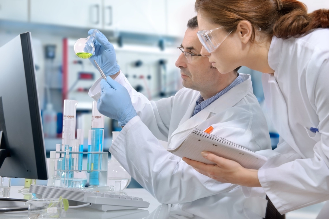 MyCond MHDM-3S Los investigadores del laboratorio trabajan con reactivos químicos