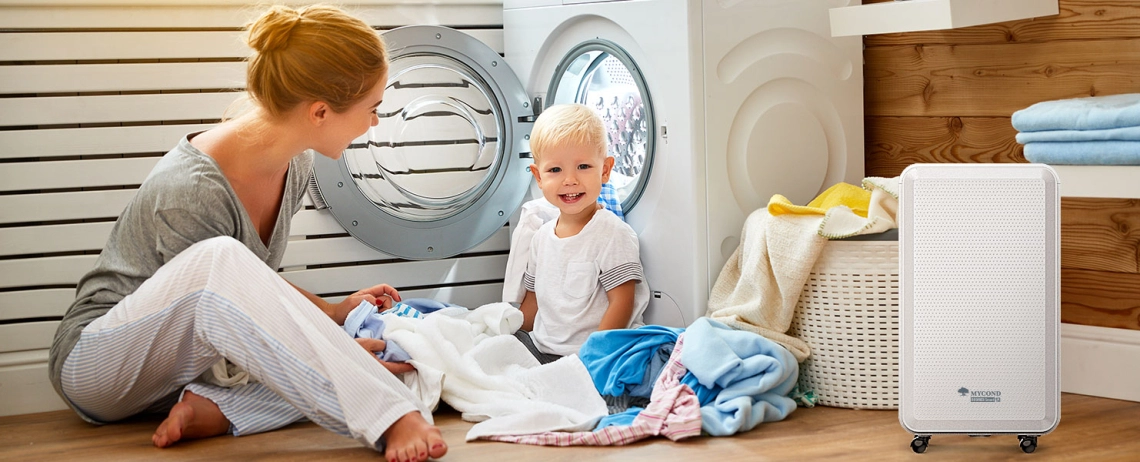 MyCond Roomer Smart 12 Una madre y su hijo disfrutan de un clima interior agradable.