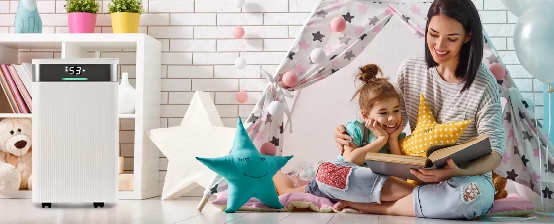 Deshumidificador MYCOND Tibo Eco 12 compacto y elegante en una habitación infantil, que ofrece una eliminación fiable de la humedad y control Wi-Fi.