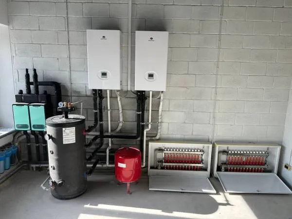 Estación de servicio con bombas de calor Mycond Split serie BeeHeat