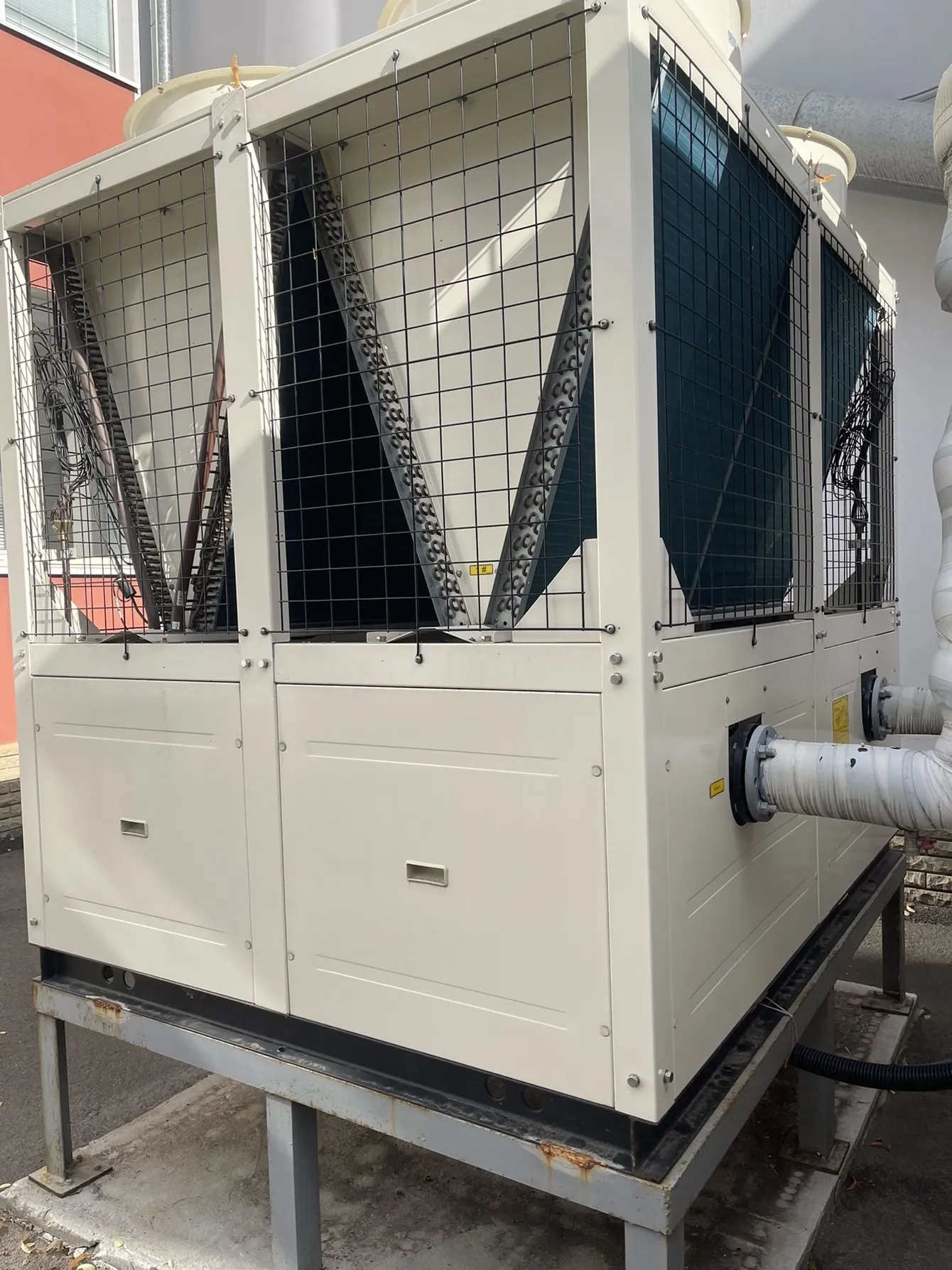 Instalación industrial con bomba de calor modular Mycond STANDARD MCU