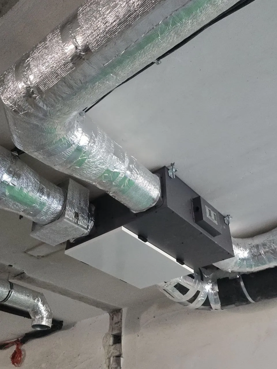 Nave de producción con unidades de ventilación de recuperación de energía Mycond MVC700-A