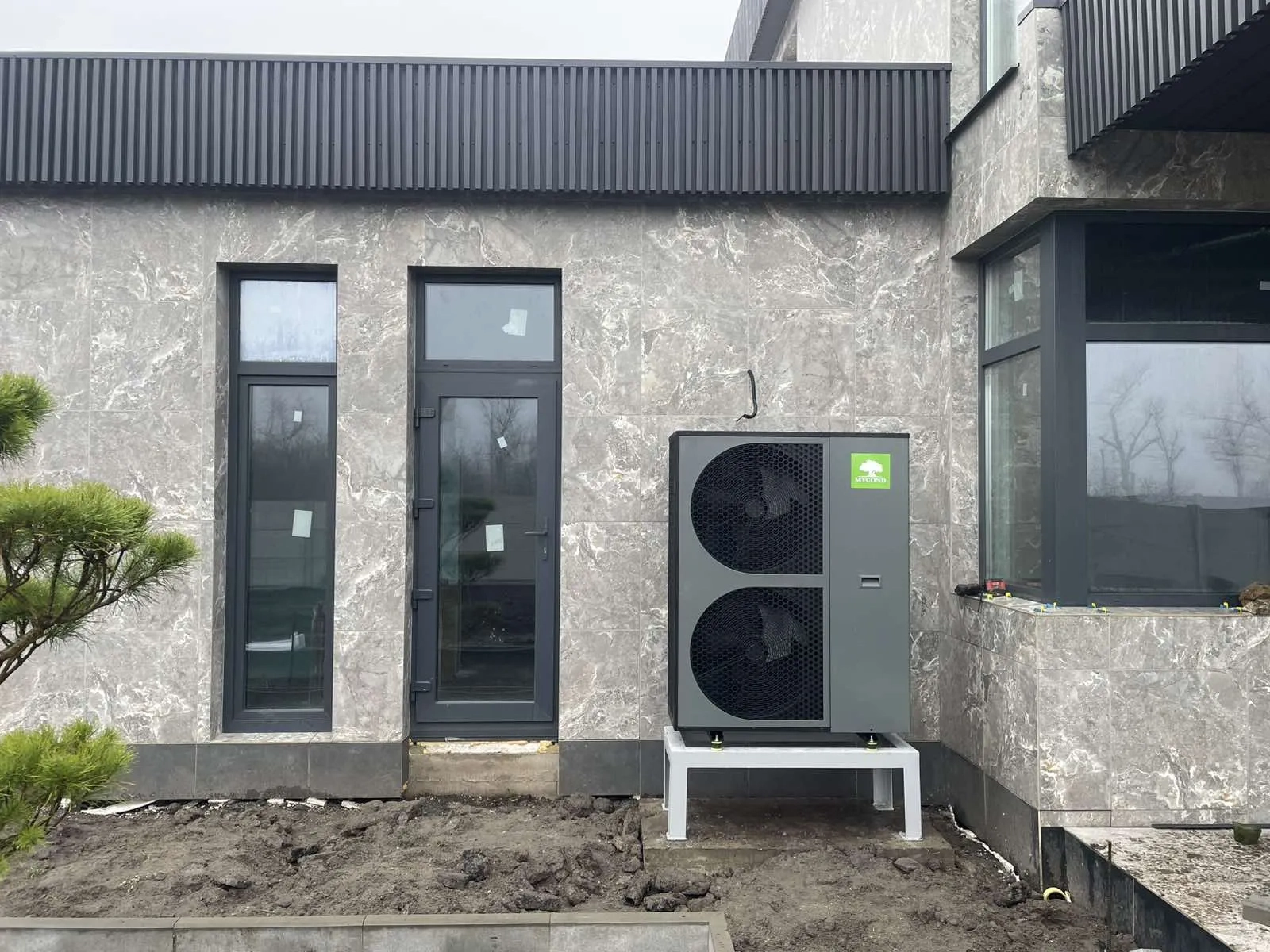 Casa privada contemporánea con bomba de calor Mycond BeeThermic Monoblock