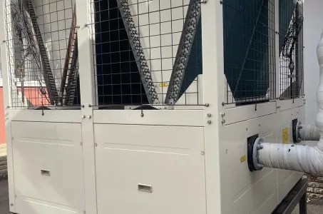 Instalación industrial con bomba de calor modular Mycond STANDARD MCU