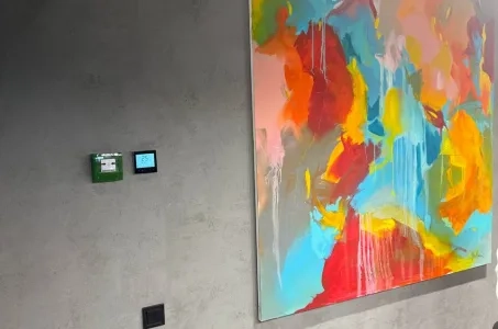 Sala de exposiciones con termostato Mycond