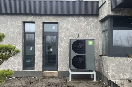Casa privada contemporánea con bomba de calor Mycond BeeThermic Monoblock