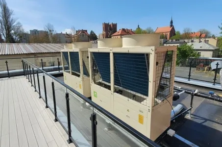 Bombas de calor modulares para calefacción de hoteles: ejemplo Mycond MCU-YHE
